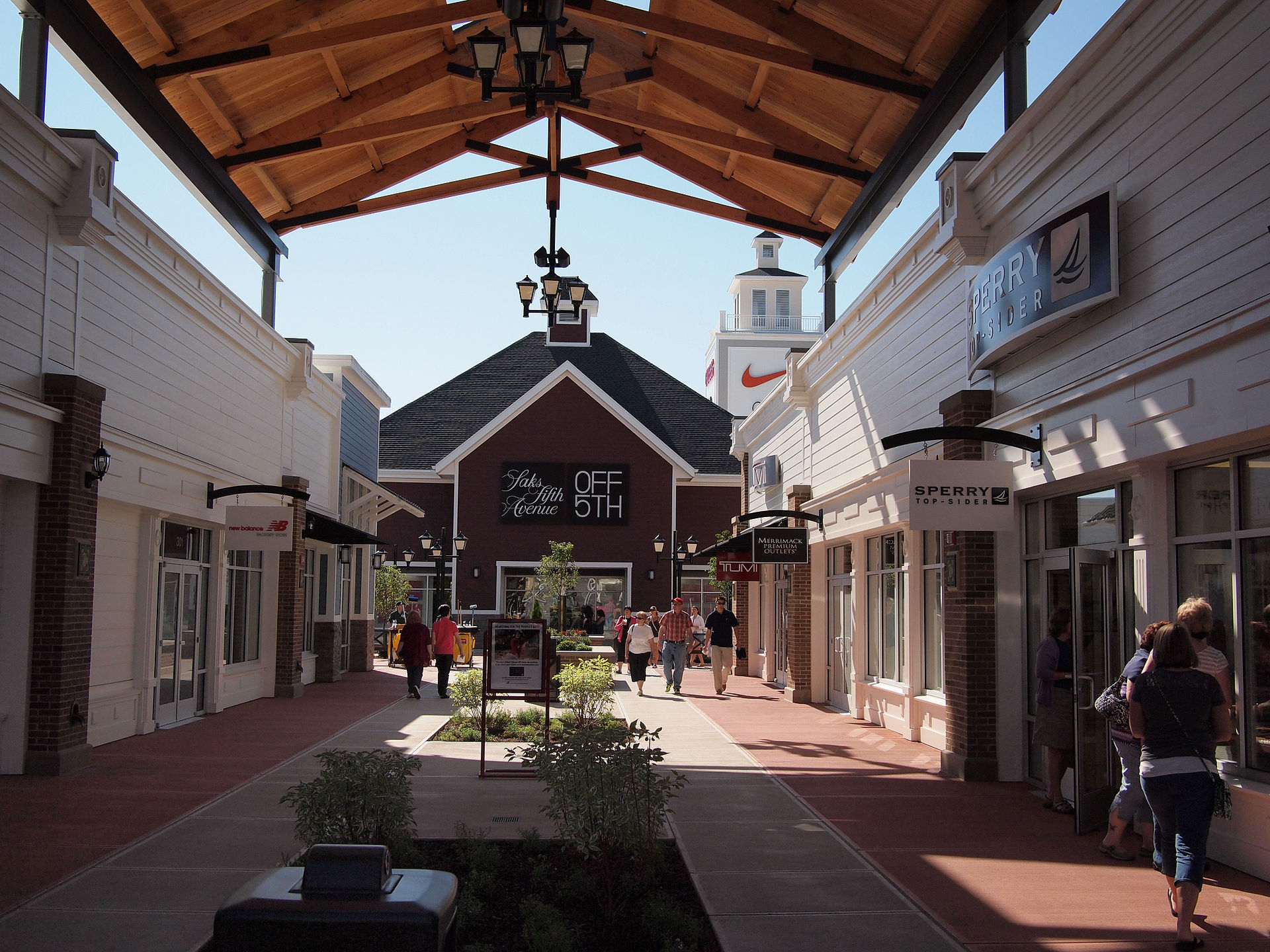Outlet Mall 1920px-Merrimack_Premium_Outlet_Mall_stores