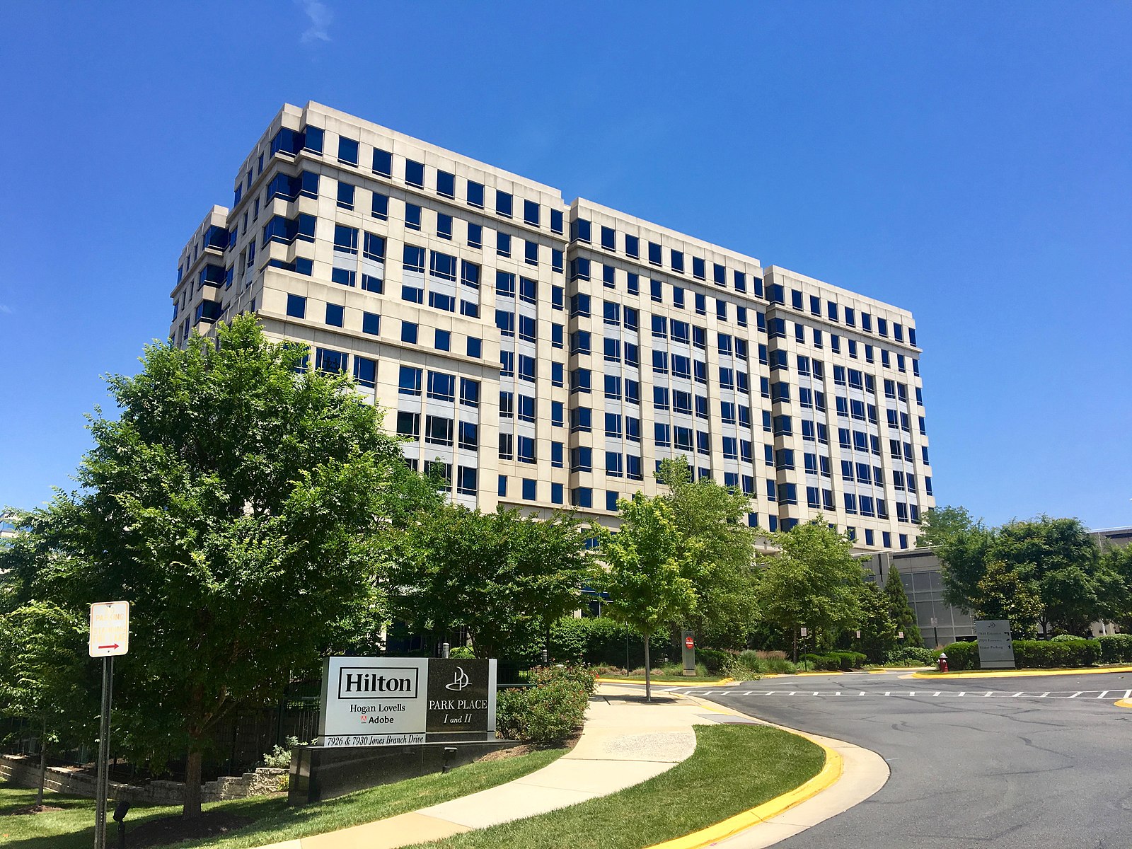 Hilton_Worldwide_headquarters_in_Virginia_seen_from_Jones_Branch_Drive