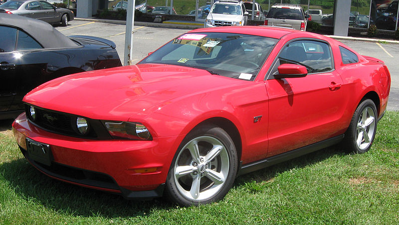 800px-2010_Ford_Mustang_GT_1_--_07-01-2009