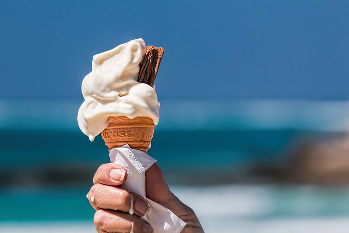Ice-cream-cone-Being Held By a Hand 1274894__480