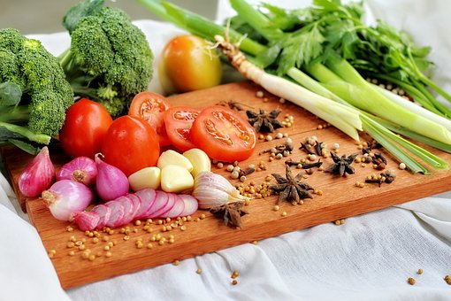 Vegetables on a Chopping Board Brocoli Tomatoes Celery Onions food-3270461__340