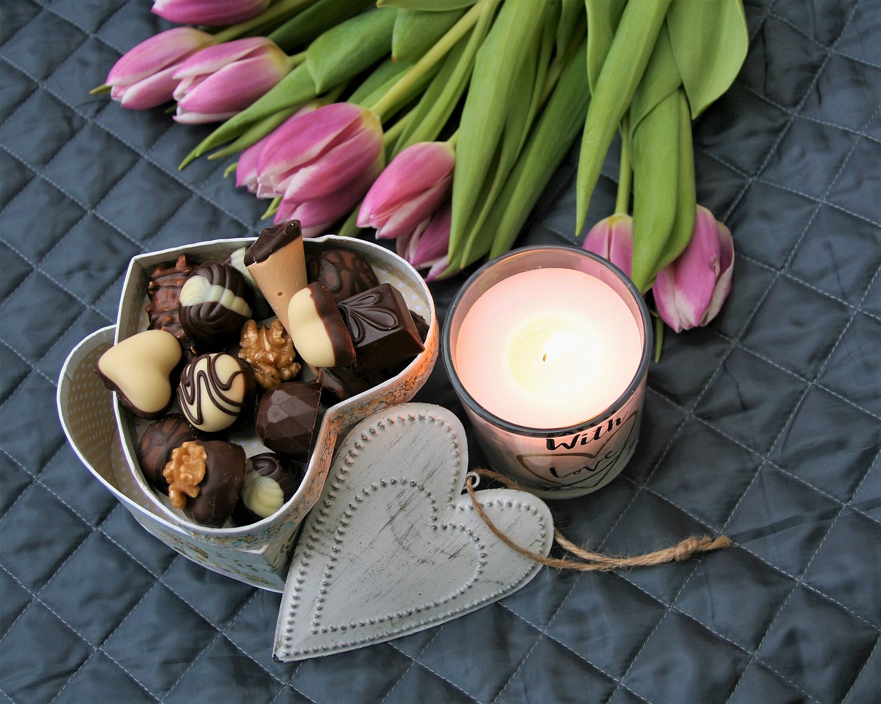 Chocolates-Tulips Candle 3141165_1280