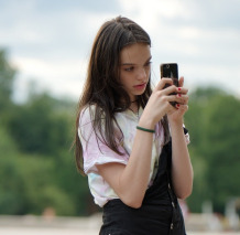 Girl-Testing on Cell Phone 5425872_1920