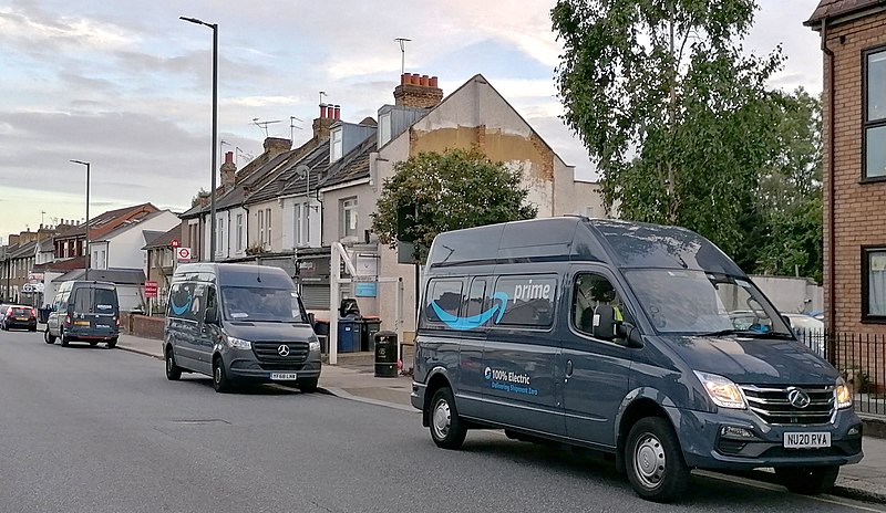 Amazon_Prime_electric_delivery_vans_in_East_Barnet_Road