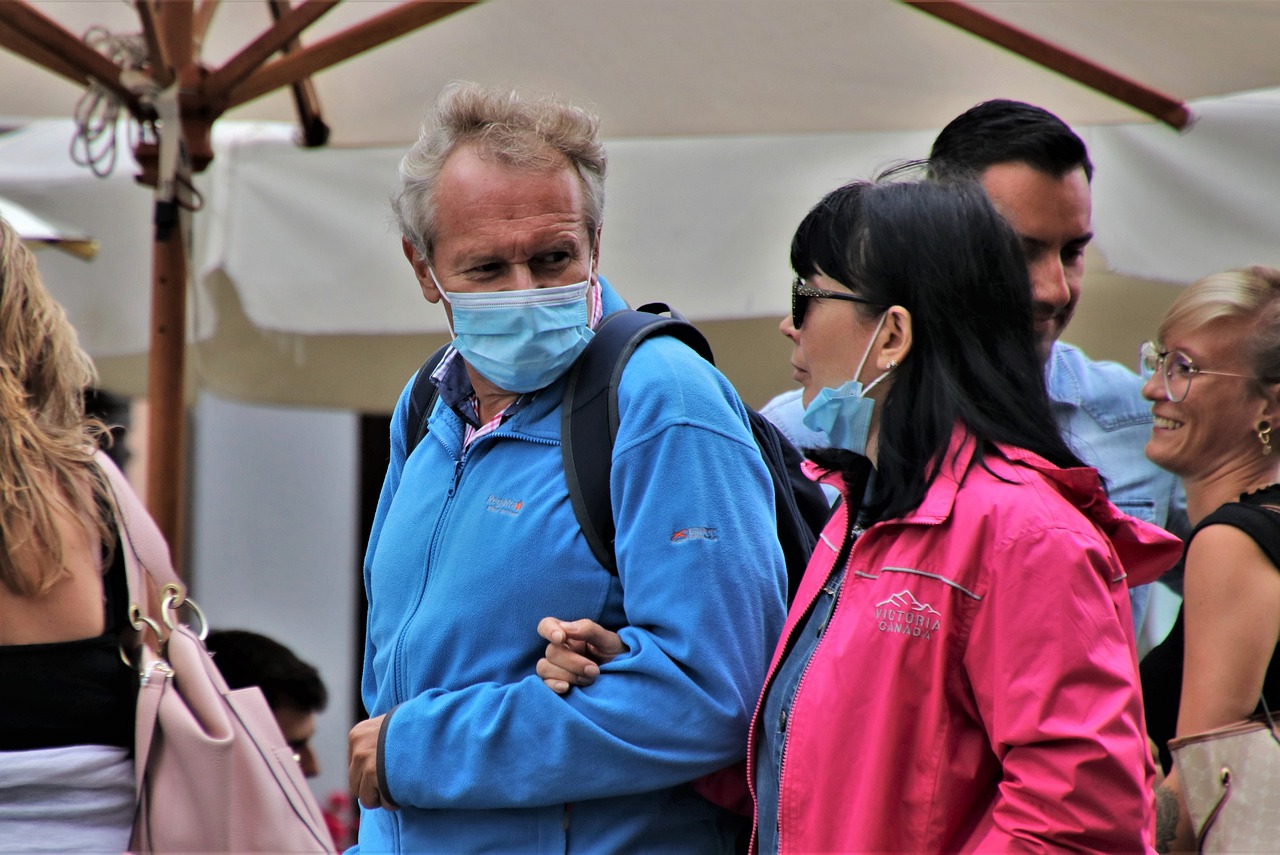 Couple-One Wearing Mask One Not Outside 5531412_1280