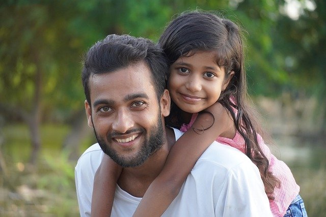 Father-and Daughter She's Getting a Piggy Back Ride 5984939_640