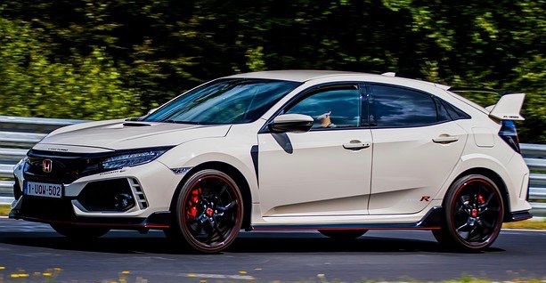 Honda-White on Dried Grass 4384888_640 2