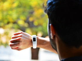 Fitbit tracker on Man's Wrist -3735862_640