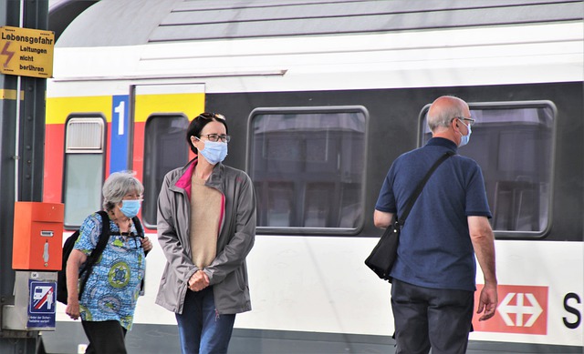 Railway-station-Wearing Masks 5528198_640