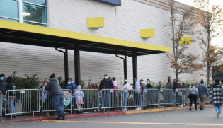 Black Friday Outside Best Buy Line of People 11-28-20