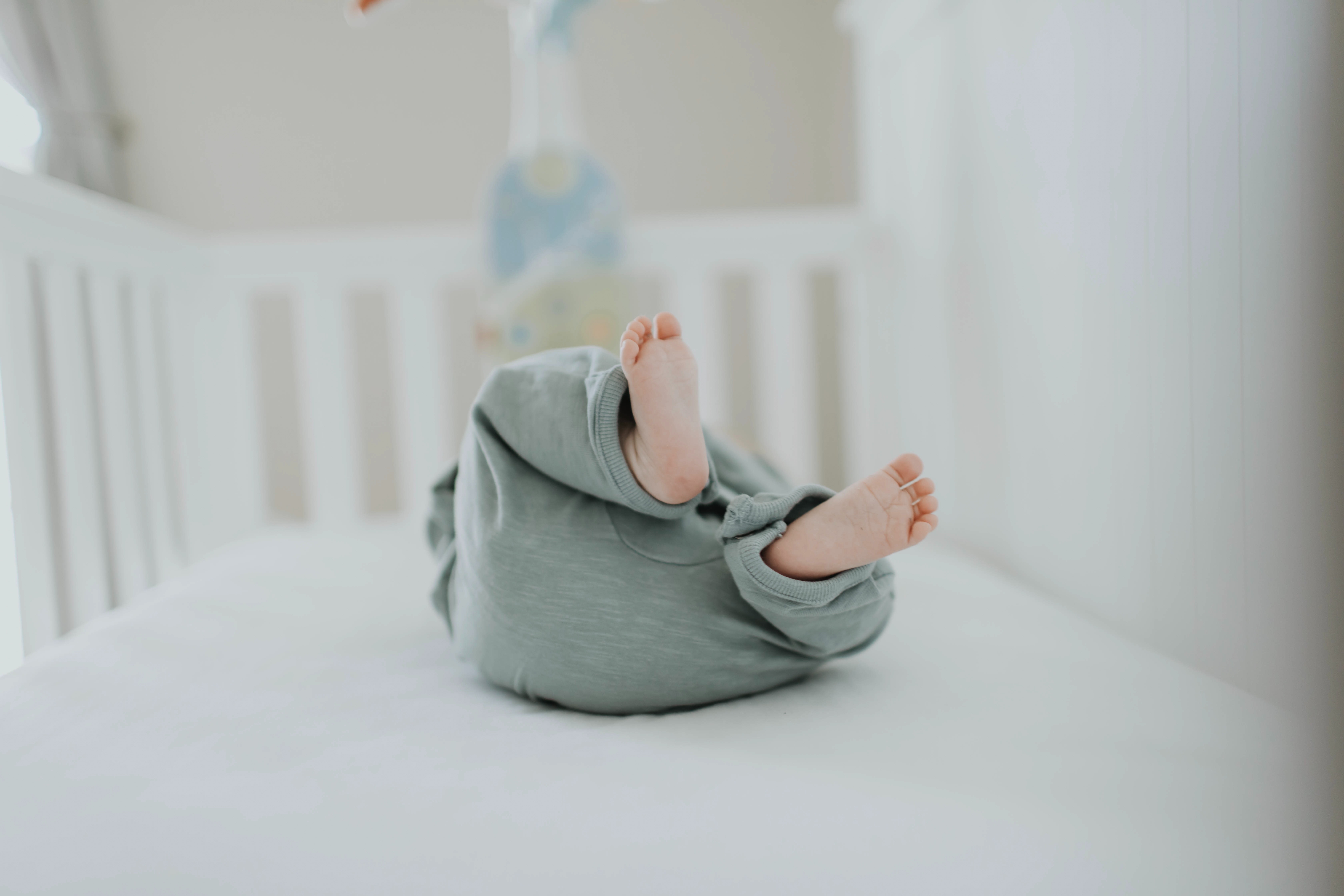 Crib Baby Shows Feet White Crib Sheet Gray Sleeper-2790347