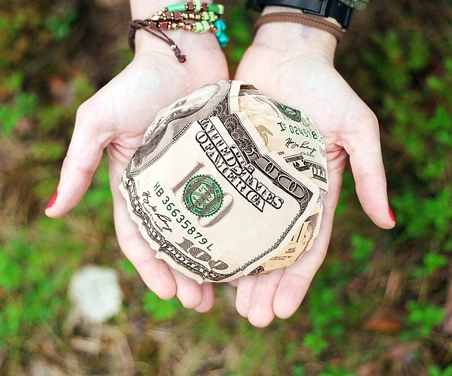 Money-Person Holding in Hands g69bc2ea5f_640