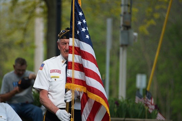 Memorial-day-Veteran Holding American Flag Older Veteran 1798725_640