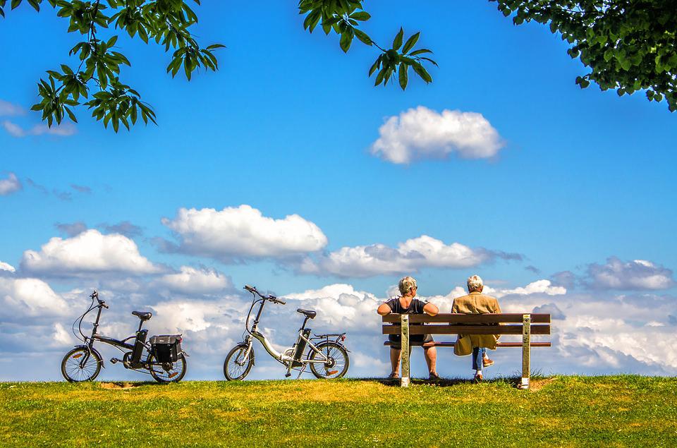 Bicycles man-and woman on a bench Enjoying Themselves 3861989_960_720
