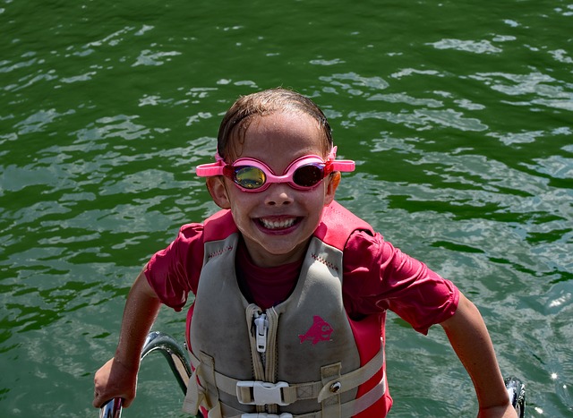 Swimming-fun-Girl Wearing Life Jacket g7f4717104_640