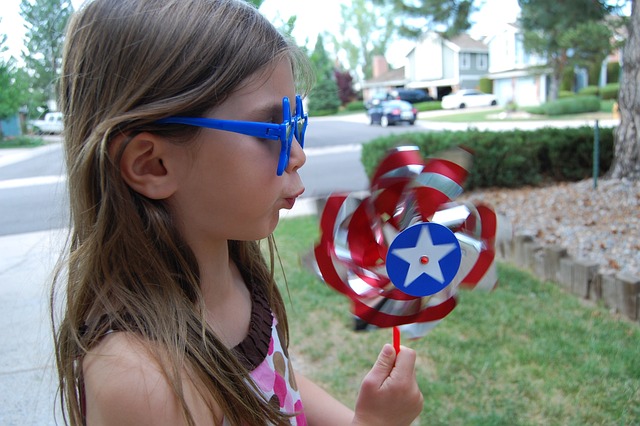 Pinwheel-Child Blowing July Fourth g625cacfa9_640
