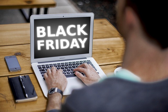 Black-friday-Sign on Laptop 4645768_640