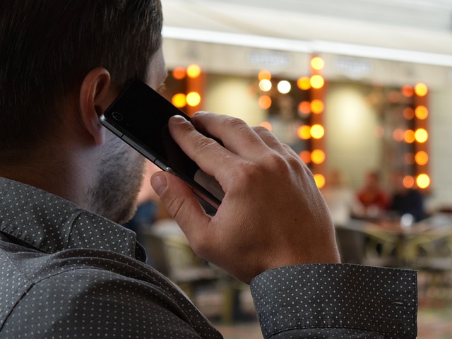 Man-talking-on-the-phone-1582238_640