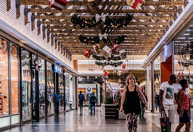 Facts and figures for the holidays 2023 Shopping-mall-522619_640