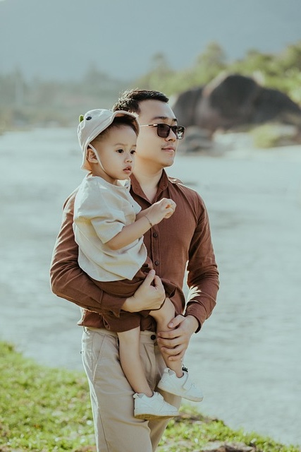 Father-and son Looking at Water 7111511_640