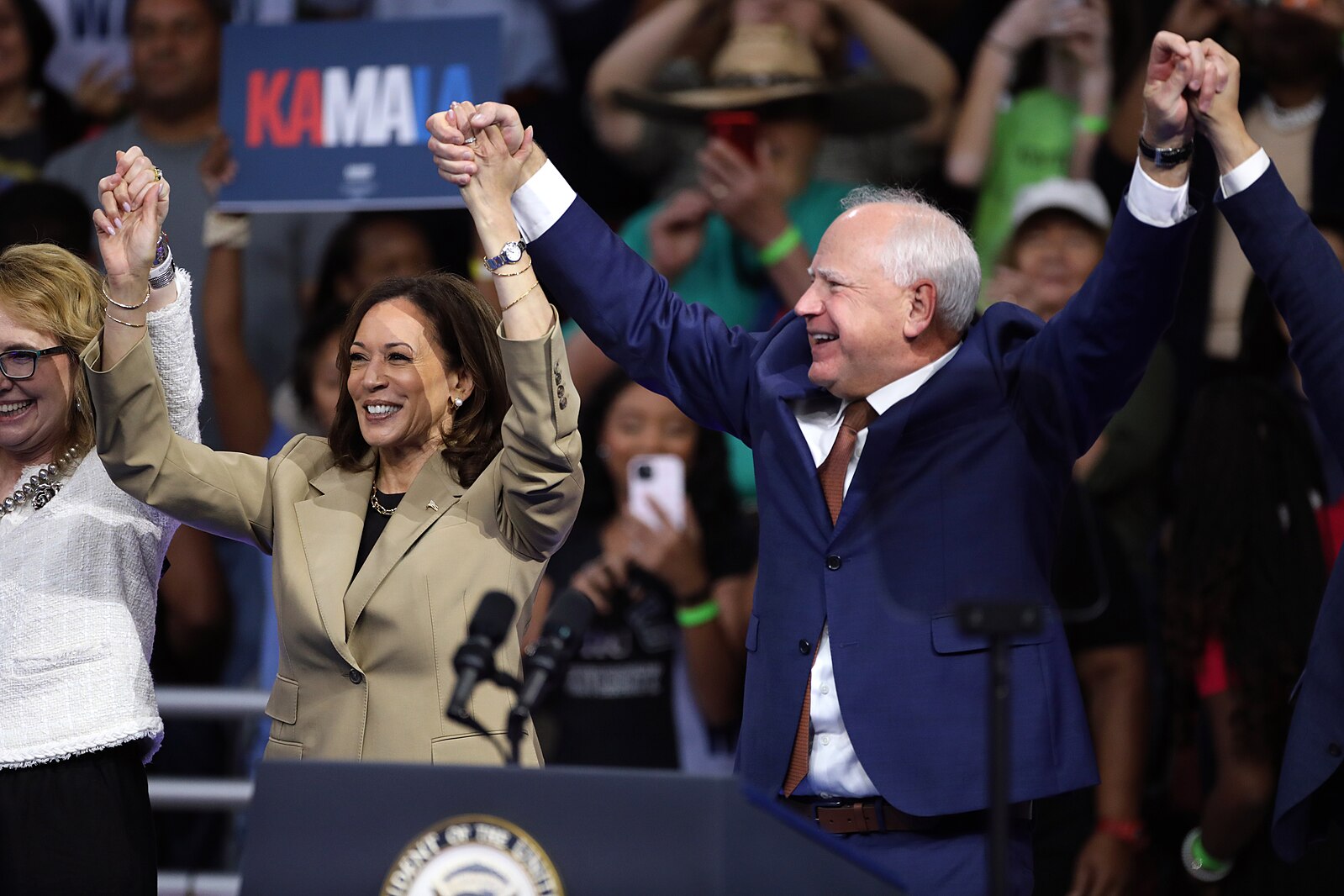 Kamala_Harris_&_Tim_Walz_-_53915639353